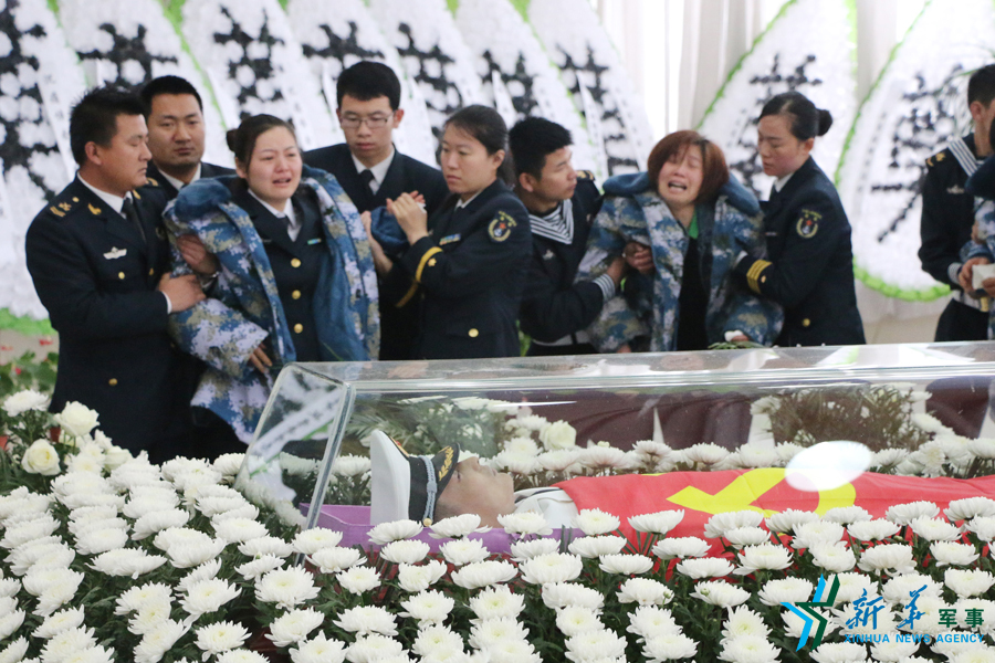 ↑資料圖片：張超烈士遺體告別儀式現(xiàn)場。