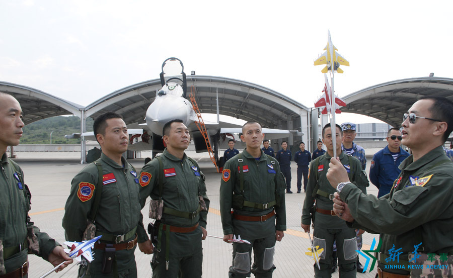 ↑海軍某艦載航空兵部隊(duì)部隊(duì)長(zhǎng)戴明盟帶領(lǐng)飛行員進(jìn)行地面模擬訓(xùn)練。