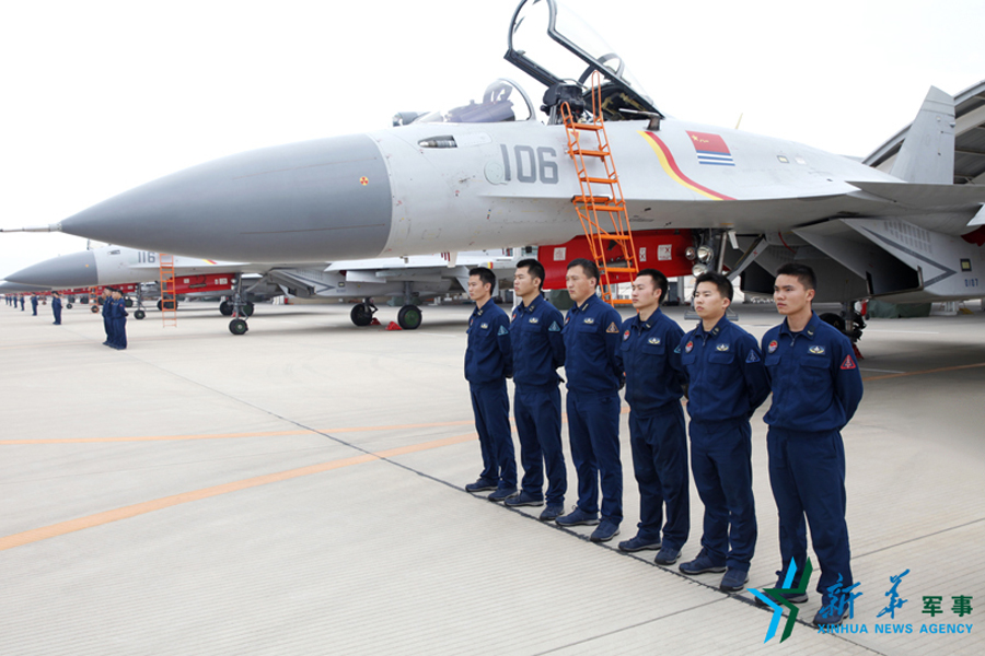 ↑機(jī)務(wù)官兵為戰(zhàn)鷹保駕護(hù)航。