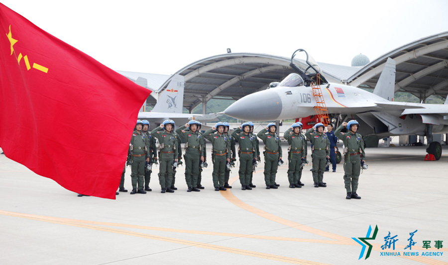 ↑軍旗招展，航空驕子對(duì)藍(lán)天宣誓。
