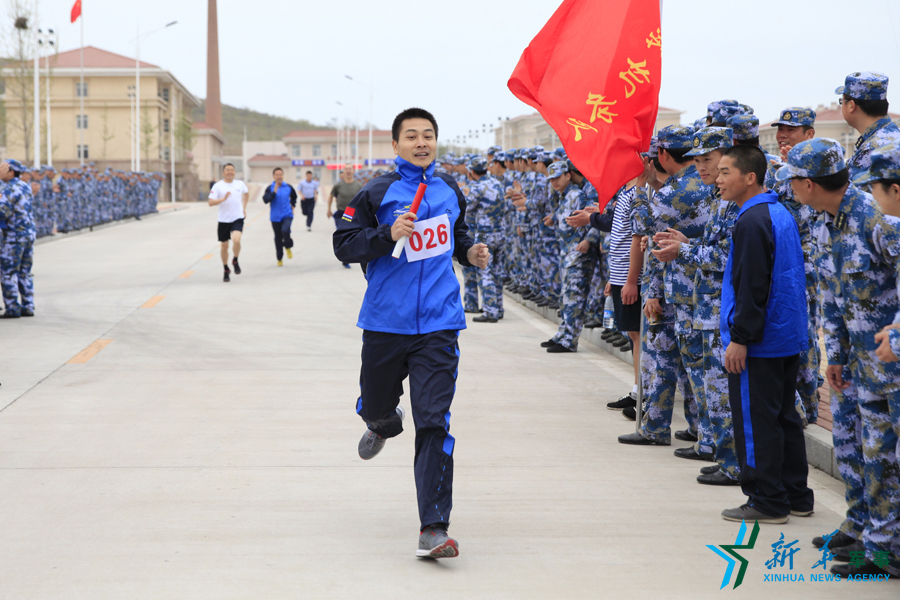 ↑資料圖片：深藍薪火杯長跑接力賽，張超跑最后一棒到達終點。