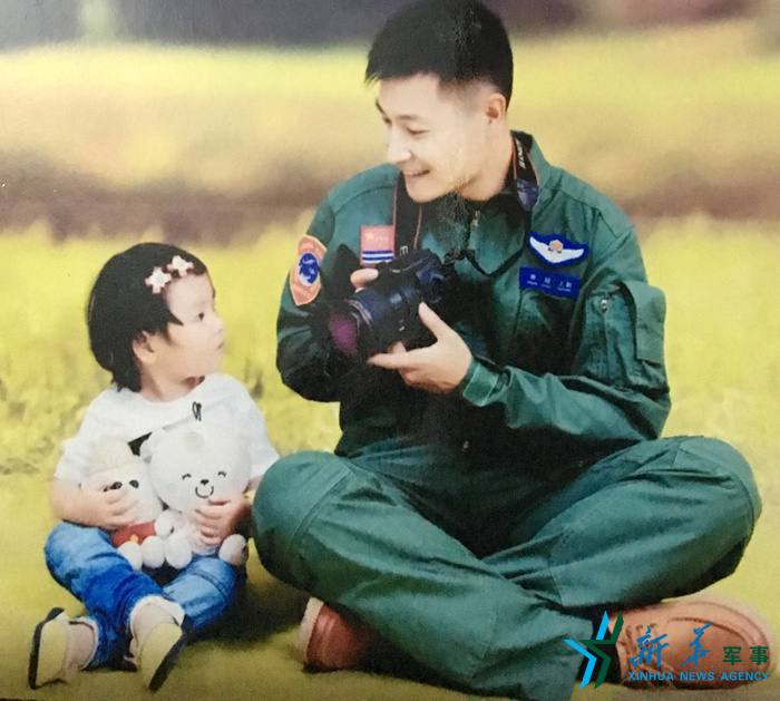 ↑資料圖片：被選為艦載戰(zhàn)斗機(jī)飛行員的張超與女兒合影。