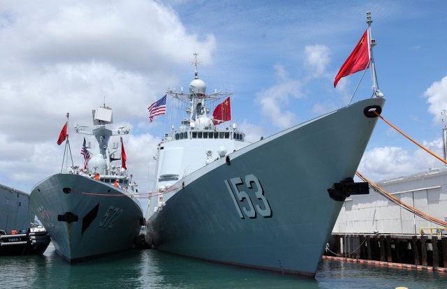 停泊珍珠港碼頭的中國海軍艦艇編隊導(dǎo)彈驅(qū)逐艦西安艦（右）和導(dǎo)彈護衛(wèi)艦衡水艦。