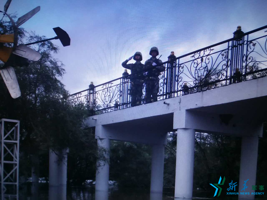 ↑中秋佳節(jié)，珍寶島的官兵在洪水中的堅守。