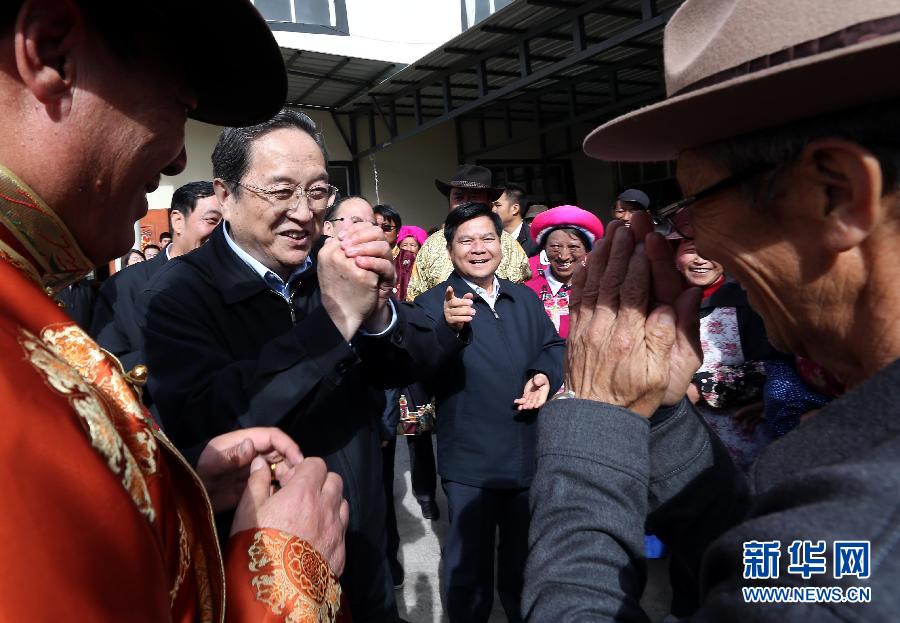 這是5月16日，俞正聲在香格里拉縣建塘鎮(zhèn)金龍社區(qū)與居民們親切交談。 新華社記者 劉衛(wèi)兵 攝