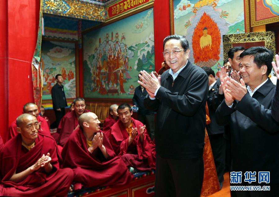 這是5月16日，俞正聲在云南佛學(xué)院迪慶藏傳佛教分院看望宗教界人士。 新華社記者 劉衛(wèi)兵 攝