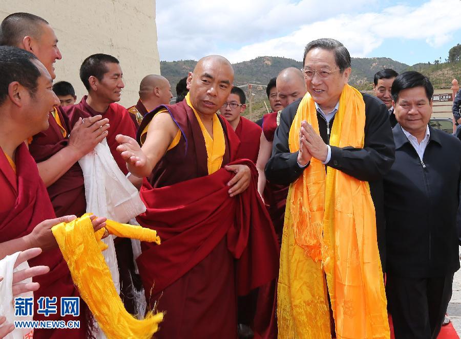 這是5月16日，俞正聲在松贊林寺看望宗教界人士。 新華社記者 劉衛(wèi)兵 攝