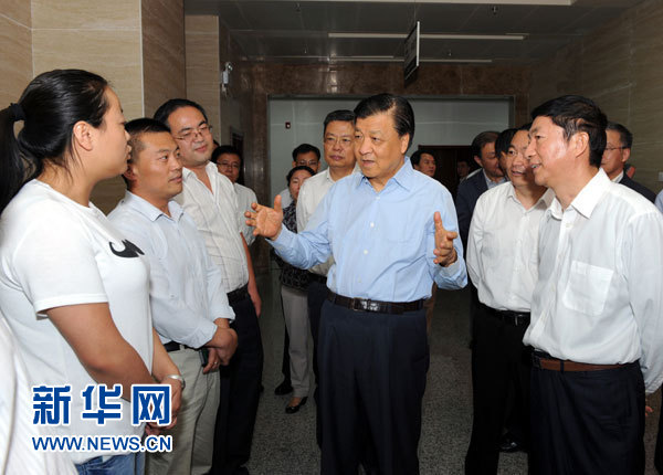 這是7月18日，劉云山在青海省政府行政服務(wù)和公共資源交易中心調(diào)研。新華社記者 饒愛民 攝