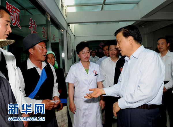 這是7月17日，劉云山在海東市互助土族自治縣中醫(yī)院調(diào)研。新華社記者 饒愛民 攝