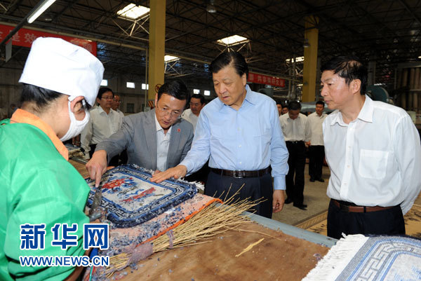 這是7月18日，劉云山在青海藏羊地毯集團有限公司調(diào)研。新華社記者 饒愛民 攝