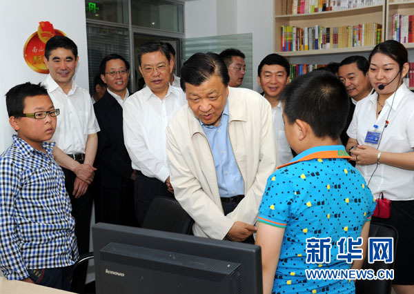 7月17日至19日，中共中央政治局常委、中央書記處書記劉云山在青海調(diào)研。這是7月18日，劉云山在西寧市南山西社區(qū)調(diào)研。 新華社記者饒愛民 攝