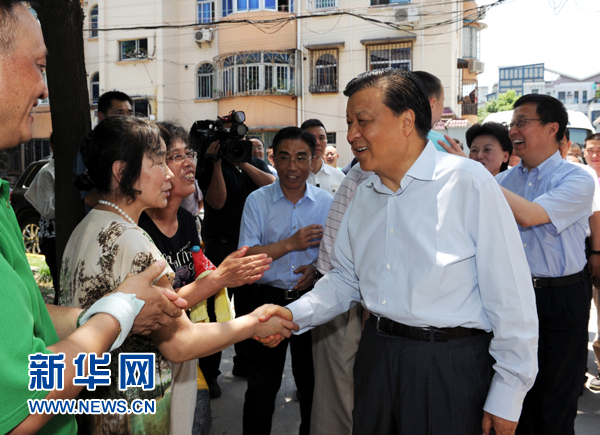 這是7月22日，劉云山在上海市普陀區(qū)桃浦鎮(zhèn)蓮花公寓居委會(huì)調(diào)研時(shí)同社區(qū)居民親切握手。新華社記者 饒愛民 攝