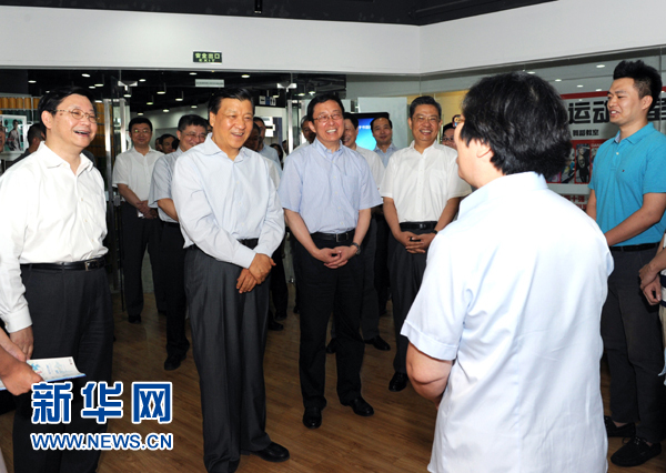 這是7月22日，劉云山在上海市靜安區(qū)就樓宇黨建工作進(jìn)行調(diào)研。新華社記者 饒愛民 攝 
