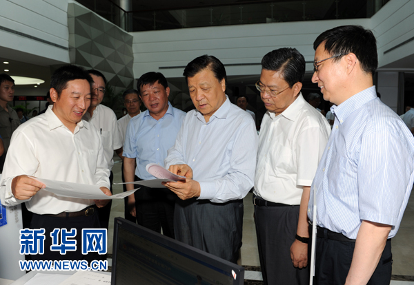  7月22日至23日，中共中央政治局常委、中央書記處書記劉云山在上海調(diào)研。這是7月22日，劉云山在中國(guó)（上海）自貿(mào)試驗(yàn)區(qū)外高橋綜合服務(wù)大廳調(diào)研。新華社記者 饒愛民 攝 