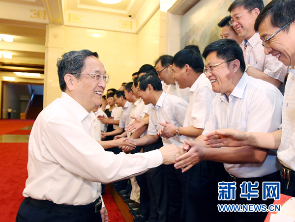 會前，俞正聲、張高麗接見援藏干部代表，向參加對口支援西藏工作的各地區(qū)各部門各單位和廣大援藏干部表示誠摯問候。新華社記者 姚大偉 攝