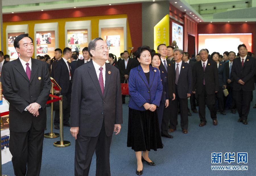 9月7日，中共中央政治局常委、全國(guó)政協(xié)主席、中央代表團(tuán)團(tuán)長(zhǎng)俞正聲率代表團(tuán)全體成員來(lái)到拉薩西藏會(huì)展中心，出席《圓夢(mèng)中國(guó)西藏華章——西藏自治區(qū)成立50年成就展》開(kāi)幕式并參觀展覽。 新華社記者 黃敬文 攝 