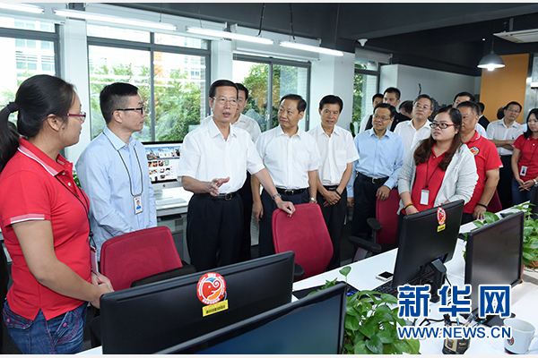 9月16日至18日，中共中央政治局常委、國務院副總理張高麗在廣西調(diào)研。這是9月17日，張高麗在南寧美麗傳說公司調(diào)研承接產(chǎn)業(yè)轉(zhuǎn)移和開展跨境電子商務情況。 新華社記者張鐸攝 