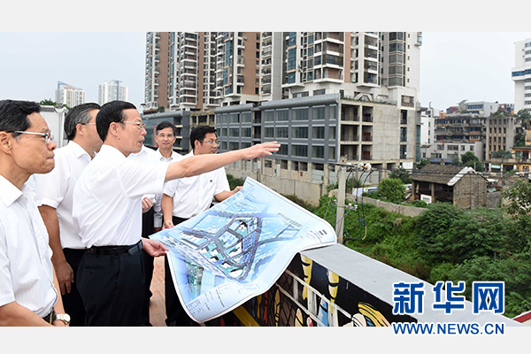 9月16日至18日，中共中央政治局常委、國務院副總理張高麗在廣西調(diào)研。這是9月16日，張高麗實地考察南寧水街棚戶區(qū)改造項目現(xiàn)場。 新華社記者張鐸攝 