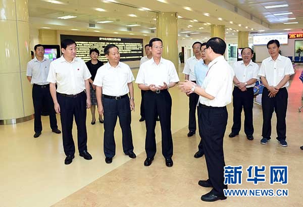 9月16日至18日，中共中央政治局常委、國務院副總理張高麗在廣西調(diào)研。這是9月17日，張高麗在南寧市公共資源交易中心對外服務大廳了解自治區(qū)簡政放權有關工作。 新華社記者張鐸攝