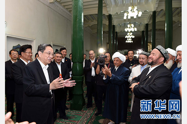 9月26日，中共中央政治局常委、全國政協(xié)主席、中央代表團(tuán)團(tuán)長俞正聲率中央代表團(tuán)部分成員赴喀什看望各族干部群眾。這是俞正聲等來到喀什市艾提尕爾清真寺，與喀什地區(qū)宗教人士代表交流。新華社記者 饒愛民 攝  