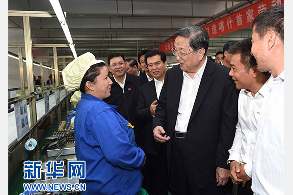 這是俞正聲等在喀什經(jīng)濟(jì)開發(fā)區(qū)深圳產(chǎn)業(yè)園視察電子產(chǎn)品生產(chǎn)線，并與現(xiàn)場工人親切交流。新華社記者 饒愛民 攝