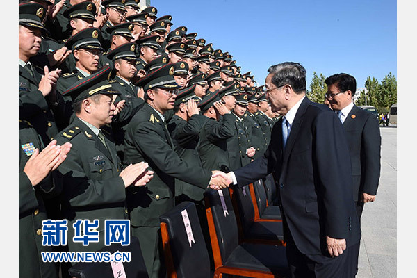 這是俞正聲等赴南疆軍區(qū)慰問，會見官兵代表。新華社記者 饒愛民 攝