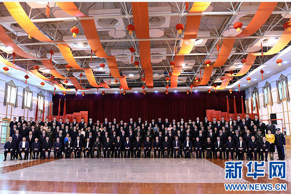 這是俞正聲同喀什地區(qū)有關(guān)負(fù)責(zé)同志、各界人士代表、援疆干部代表合影留念。新華社記者 饒愛民 攝