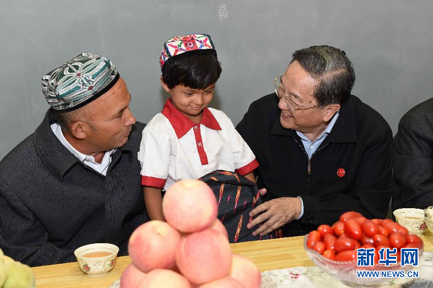 9月27日，中共中央政治局常委、全國政協(xié)主席、中央代表團團長俞正聲率中央代表團部分成員赴喀什地區(qū)莎車縣看望各族干部群眾。這是俞正聲到新疆生產建設兵團第三師莎車農場維吾爾族團場職工家中看望，并向小朋友贈送學習用品。新華社記者 饒愛民 攝