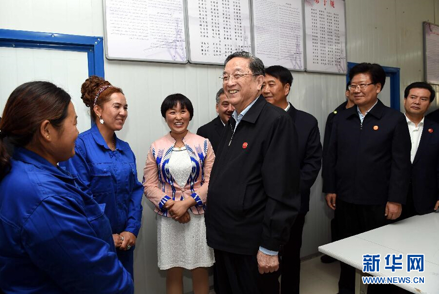 9月27日，中共中央政治局常委、全國政協(xié)主席、中央代表團團長俞正聲率中央代表團部分成員來到新疆英吉沙縣喀什中興手套有限公司考察。新華社記者 饒愛民 攝 