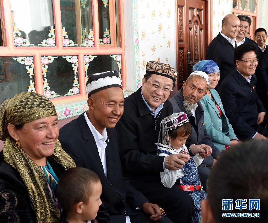 9月27日，中共中央政治局常委、全國政協(xié)主席、中央代表團團長俞正聲率中央代表團部分成員赴喀什地區(qū)莎車縣看望各族干部群眾。這是俞正聲在莎車縣艾力西湖鎮(zhèn)21村看望維吾爾族村民阿布來提·阿不力孜一家。新華社記者 饒愛民 攝