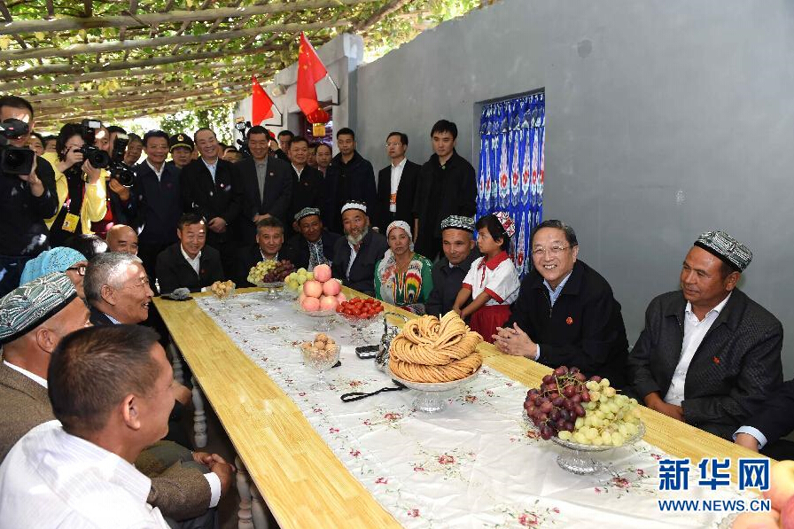 9月27日，中共中央政治局常委、全國政協(xié)主席、中央代表團團長俞正聲率中央代表團部分成員赴喀什地區(qū)莎車縣看望各族干部群眾。這是俞正聲到新疆生產建設兵團第三師莎車農場維吾爾族團場職工家中看望。新華社記者 饒愛民 攝