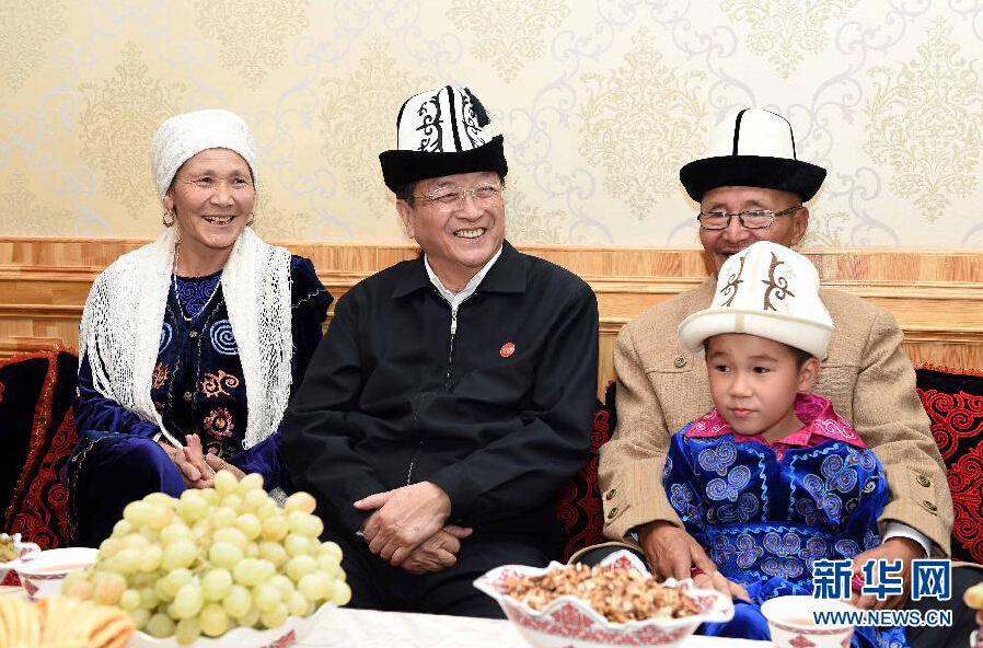 9月28日，中共中央政治局常委、全國(guó)政協(xié)主席、中央代表團(tuán)團(tuán)長(zhǎng)俞正聲率中央代表團(tuán)部分成員赴祖國(guó)最西端的新疆克孜勒蘇柯爾克孜自治州看望慰問各族干部群眾。這是俞正聲來到阿圖什市光明街道辦事處團(tuán)結(jié)路社區(qū)看望柯爾克孜族居民。新華社記者 饒愛民 攝