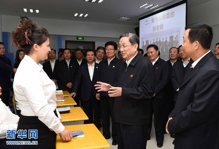 9月28日，中共中央政治局常委、全國(guó)政協(xié)主席、中央代表團(tuán)團(tuán)長(zhǎng)俞正聲率中央代表團(tuán)部分成員赴祖國(guó)最西端的新疆克孜勒蘇柯爾克孜自治州看望慰問各族干部群眾。這是俞正聲來到克州雙語(yǔ)師資培訓(xùn)學(xué)校，與老師、學(xué)員交流談心。新華社記者 饒愛民 攝