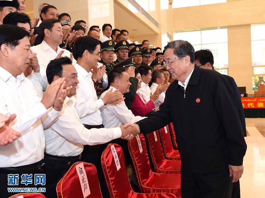 9月28日，中共中央政治局常委、全國(guó)政協(xié)主席、中央代表團(tuán)團(tuán)長(zhǎng)俞正聲率中央代表團(tuán)部分成員赴祖國(guó)最西端的新疆克孜勒蘇柯爾克孜自治州看望慰問各族干部群眾。這是俞正聲接見克州有關(guān)負(fù)責(zé)同志、各界人士代表和援疆干部代表。新華社記者 饒愛民 攝