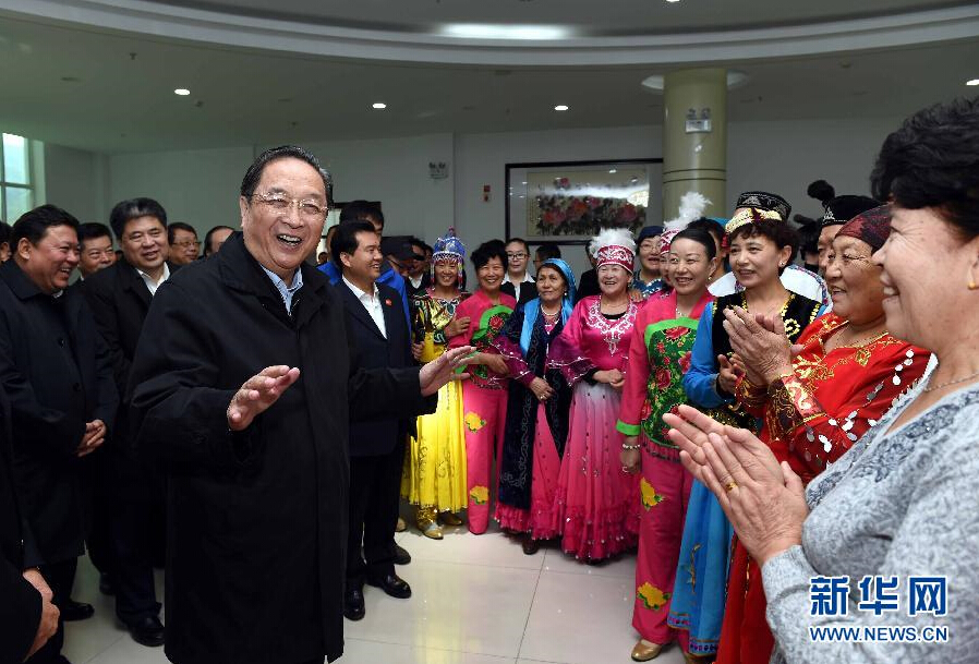 9月29日，中共中央政治局常委、全國政協(xié)主席、中央代表團團長俞正聲率中央代表團部分成員赴阿勒泰地區(qū)看望各族干部群眾。這是俞正聲來到阿勒泰地區(qū)老年人活動中心慰問群眾。新華社記者 饒愛民 攝