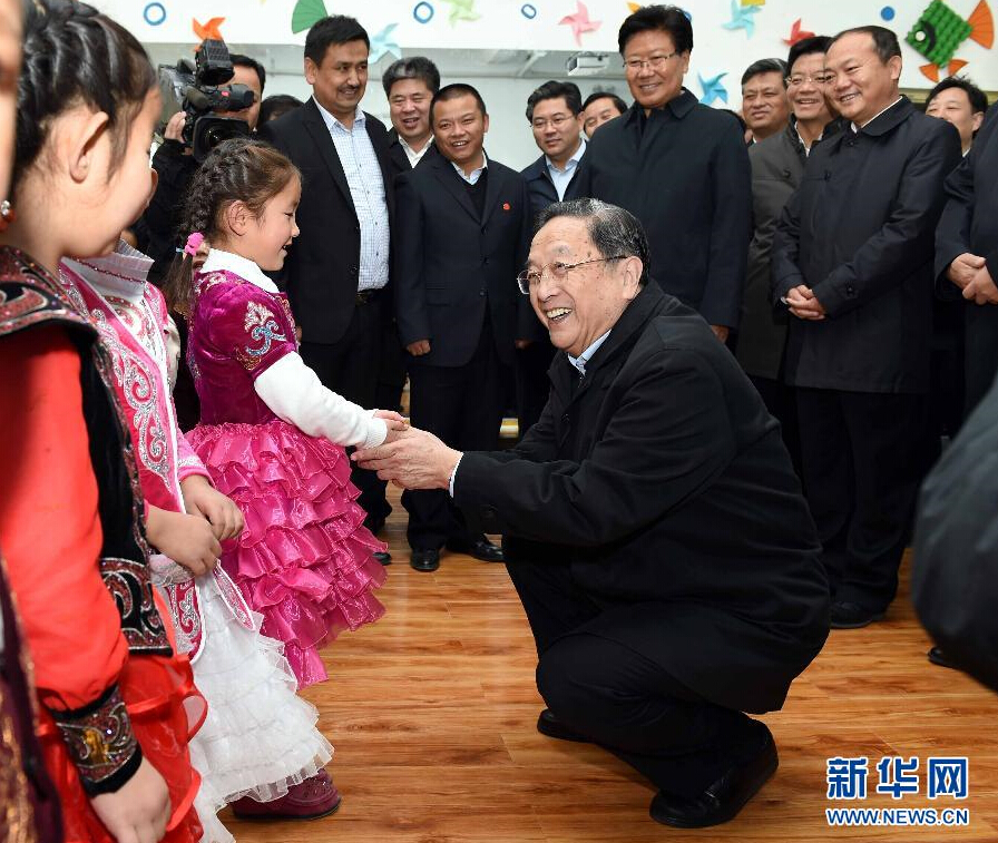 9月29日，中共中央政治局常委、全國政協(xié)主席、中央代表團團長俞正聲率中央代表團部分成員赴阿勒泰地區(qū)看望各族干部群眾。這是俞正聲來到布爾津縣也拉曼牧民定居新村幼兒園，同小朋友交流。新華社記者 饒愛民 攝