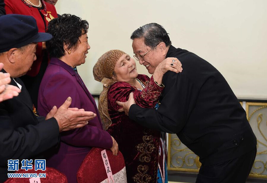 9月29日，中共中央政治局常委、全國政協(xié)主席、中央代表團團長俞正聲率中央代表團部分成員赴阿勒泰地區(qū)看望各族干部群眾。這是俞正聲接見阿勒泰地區(qū)有關(guān)負(fù)責(zé)同志、各界人士代表和援疆干部代表時與維吾爾族老人阿尼帕·阿力馬洪親切擁抱。阿尼帕·阿力馬洪先后收養(yǎng)漢、回、維吾爾、哈薩克4個民族的10個孤兒。新華社記者 饒愛民 攝 