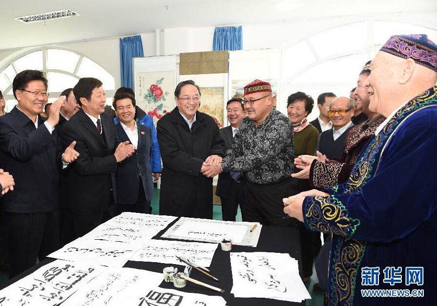 9月29日，中共中央政治局常委、全國政協(xié)主席、中央代表團團長俞正聲率中央代表團部分成員赴阿勒泰地區(qū)看望各族干部群眾。這是俞正聲來到阿勒泰地區(qū)老年人活動中心，觀看老同志書畫展，同老同志親切交談。新華社記者 高潔 攝