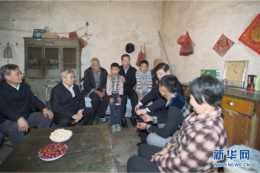 10月22日至23日，中共中央政治局常委、國務(wù)院副總理張高麗在山東調(diào)研扶貧工作情況。這是10月22日，張高麗在菏澤市巨野縣田莊鎮(zhèn)后屯村入戶看望生活困難村民。 新華社記者 王曄 攝
