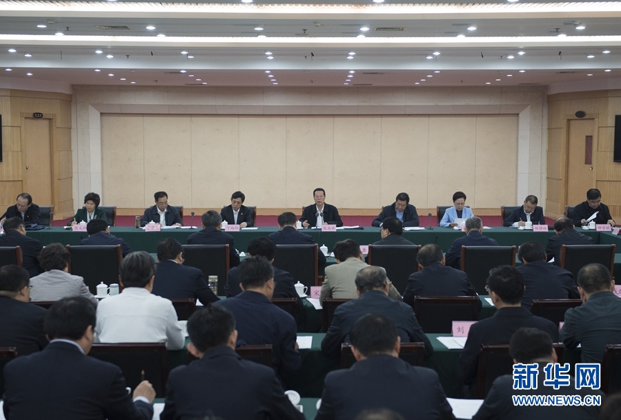 10月22日至23日，中共中央政治局常委、國務(wù)院副總理張高麗在山東調(diào)研扶貧工作情況。這是10月23日，張高麗在菏澤市主持召開扶貧工作座談會。 新華社記者 王曄 攝
