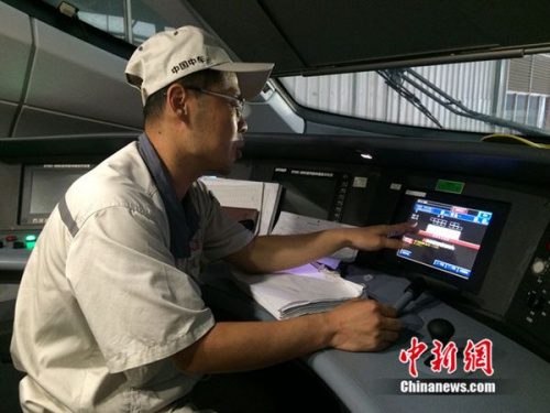 中車青島四方機車車輛股份有限公司高鐵調(diào)試高級技師周勇在演示調(diào)試過程。中新網(wǎng) 邱宇 攝