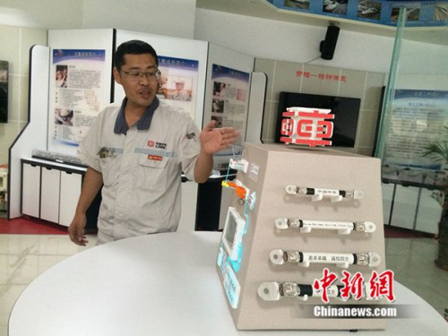 周勇在工作室介紹他制作的模型。中新網(wǎng) 邱宇 攝