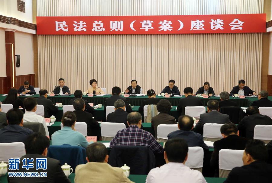 這是11月23日，張德江在成都主持召開座談會，11個?。▍^(qū)、市）人大常委會負責同志、部分全國人大代表、法律工作者及專家學者參加會議。新華社記者 劉衛(wèi)兵 攝 