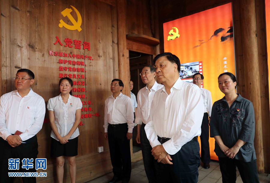 6月8日至10日，中共中央政治局常委、中央書記處書記劉云山在福建調(diào)研。這是6月9日，劉云山專程來到政和縣石圳村，深入了解廖俊波的事跡。新華社記者 劉衛(wèi)兵 攝