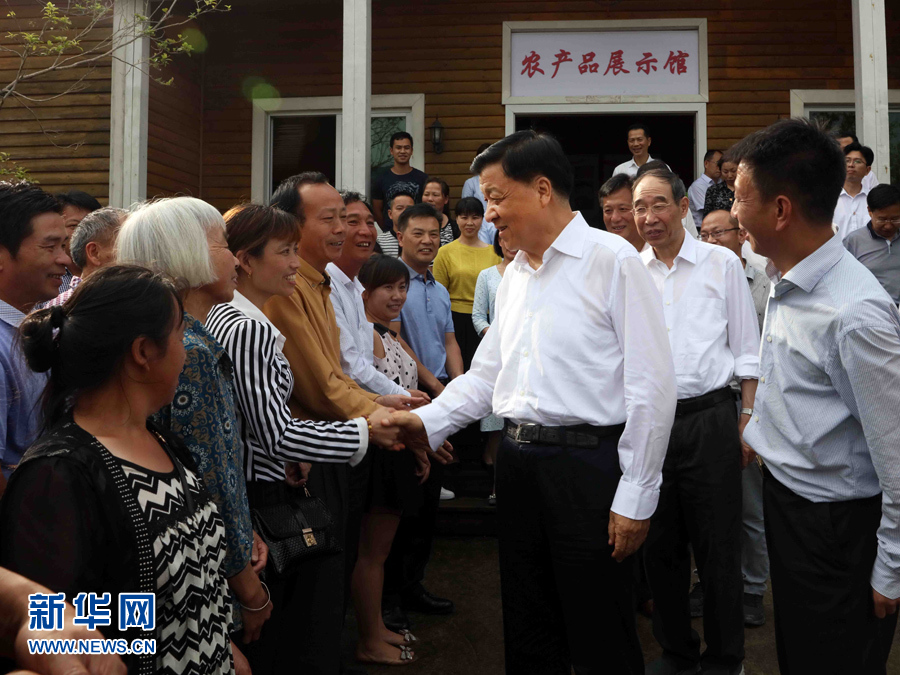 6月8日至10日，中共中央政治局常委、中央書記處書記劉云山在福建調(diào)研。這是6月9日，劉云山在周寧縣上洋村與村民親切交談。新華社記者 劉衛(wèi)兵 攝