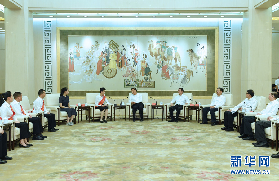6月21日，廖俊波同志先進(jìn)事跡報(bào)告會(huì)在北京人民大會(huì)堂舉行。報(bào)告會(huì)前，中共中央政治局常委、中央書記處書記劉云山會(huì)見報(bào)告團(tuán)成員，代表習(xí)近平總書記，代表黨中央，向廖俊波同志家屬表示親切慰問(wèn)，并頒發(fā)黨中央追授廖俊波同志“全國(guó)優(yōu)秀共產(chǎn)黨員”證書、獎(jiǎng)?wù)?。新華社記者 饒愛民 攝