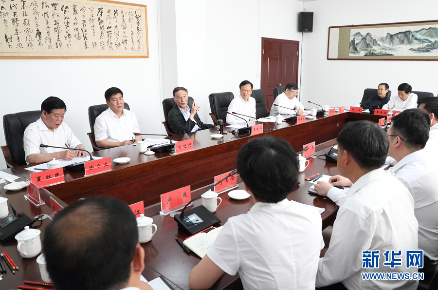 6月20日至22日，中共中央政治局常委、中央紀委書記王岐山在貴州省檢查紀檢監(jiān)察工作。這是6月21日，王岐山在修文縣委紀委座談會上講話。新華社記者 王曄 攝