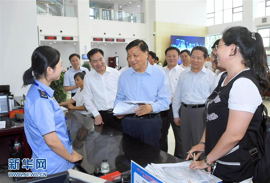 6月22日至24日，中共中央政治局常委、中央書記處書記劉云山在遼寧調(diào)研。這是6月22日，劉云山在中國（遼寧）自貿(mào)試驗區(qū)營口片區(qū)與干部群眾深入交流。新華社記者 張鐸 攝