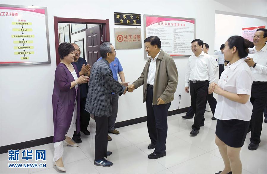6月22日至24日，中共中央政治局常委、中央書記處書記劉云山在遼寧調(diào)研。這是6月23日，劉云山在錦州市西街社區(qū)與干部群眾深入交流。新華社記者 張鐸 攝
