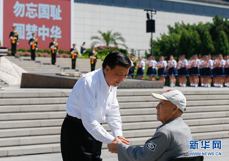 7月7日，紀(jì)念全民族抗戰(zhàn)爆發(fā)80周年儀式在中國人民抗日戰(zhàn)爭紀(jì)念館舉行。中共中央政治局常委、中央書記處書記劉云山出席儀式并講話。這是儀式開始前，劉云山與老八路代表握手。新華社記者崔新鈺攝